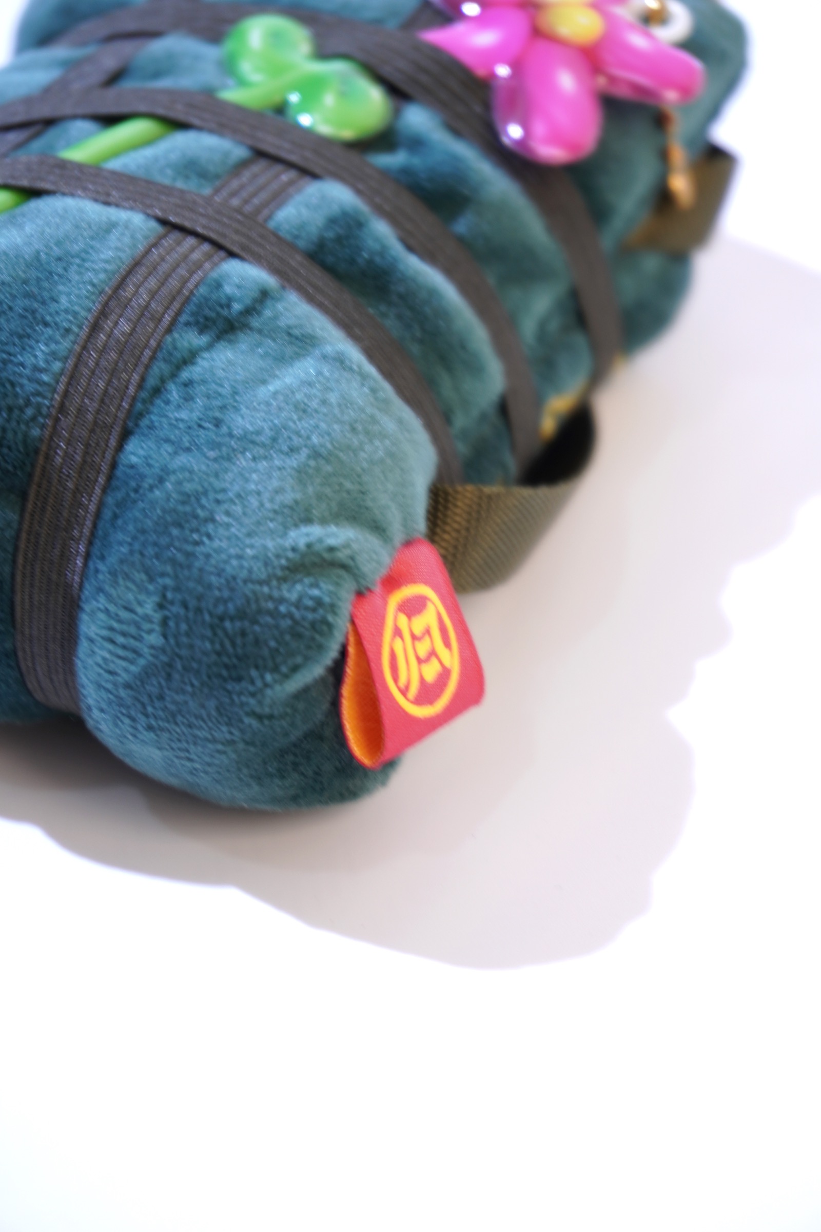 绿色小背包织物与标牌细节